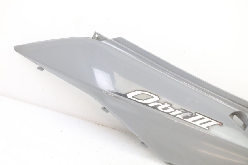 photo de LATERAL TRASEIRO ESQUERDO SYM ORBIT III 3 4T 50 (2021 - 2025) - Detalhe da peça