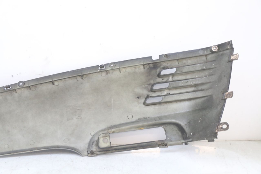 photo de LATERAL TRASEIRO ESQUERDO PEUGEOT DJANGO 125 (2014 - 2017) - Detalhes característicos