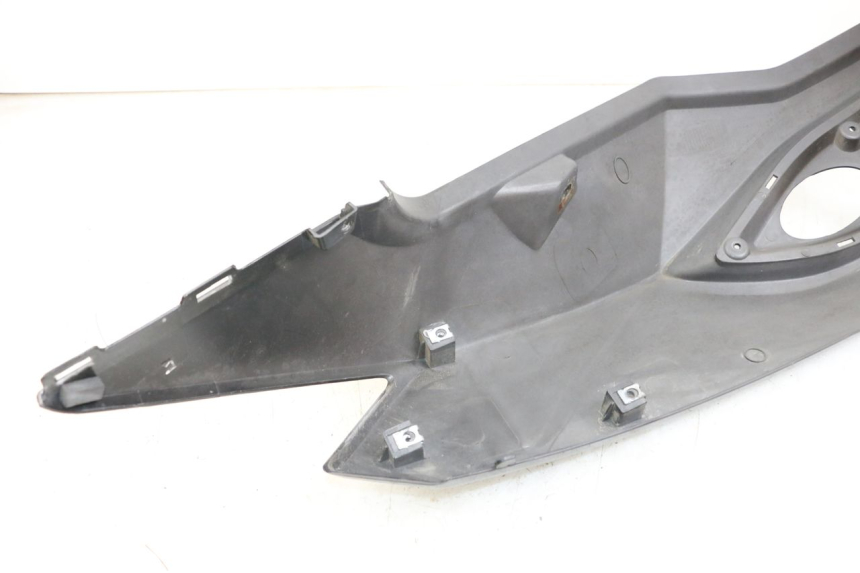 photo de LATERAL TRASEIRO ESQUERDO DAELIM S3 125 (2010 - 2017) - Detalhe da peça