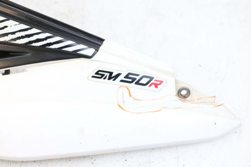 photo de LATERAL TRASEIRO ESQUERDO SHERCO SM-R 50 (2013 - 2017) - Detalhe da peça