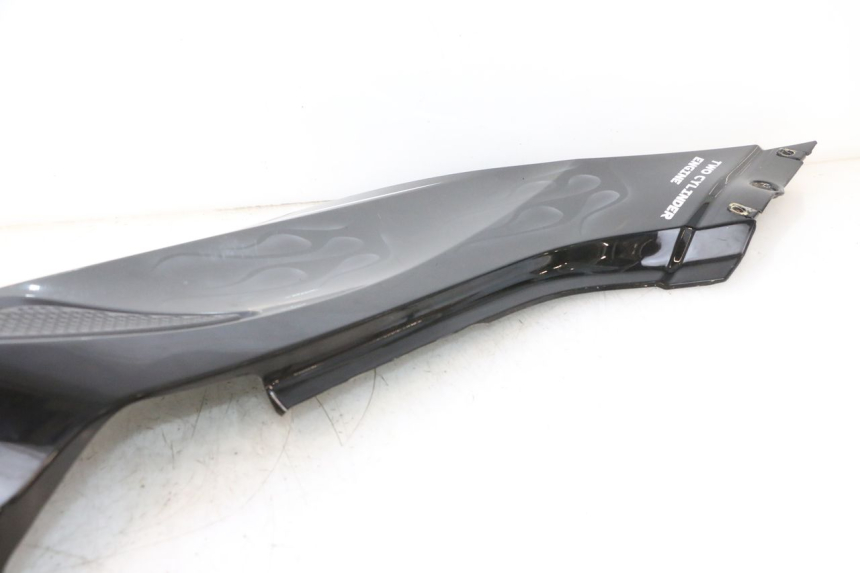 photo de PAINEL LATERAL TRASEIRO ESQUERDO CAN-AM SPYDER RS 1000 (2008 - 2012) - Detalhes característicos