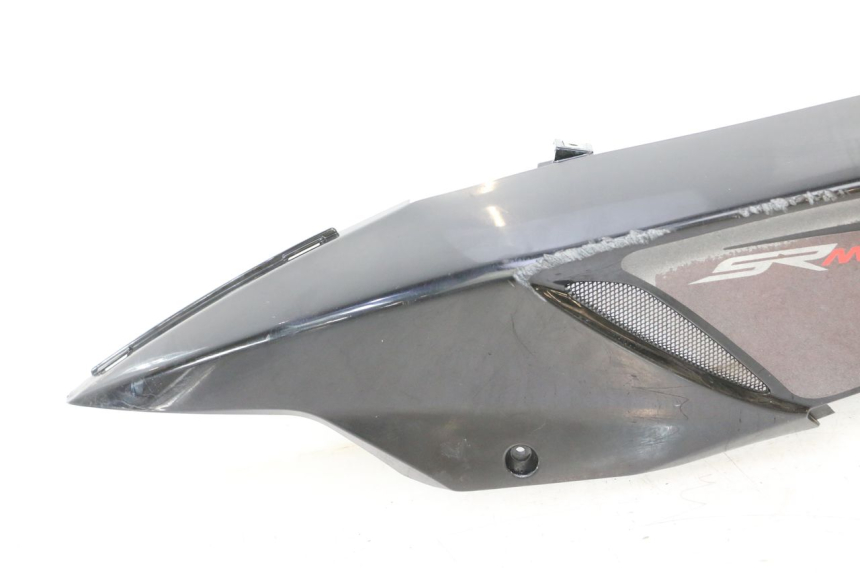 photo de LATERAL TRASEIRO ESQUERDO APRILIA SR MOTARD 50 (2012 - 2018) - Detalhe da peça