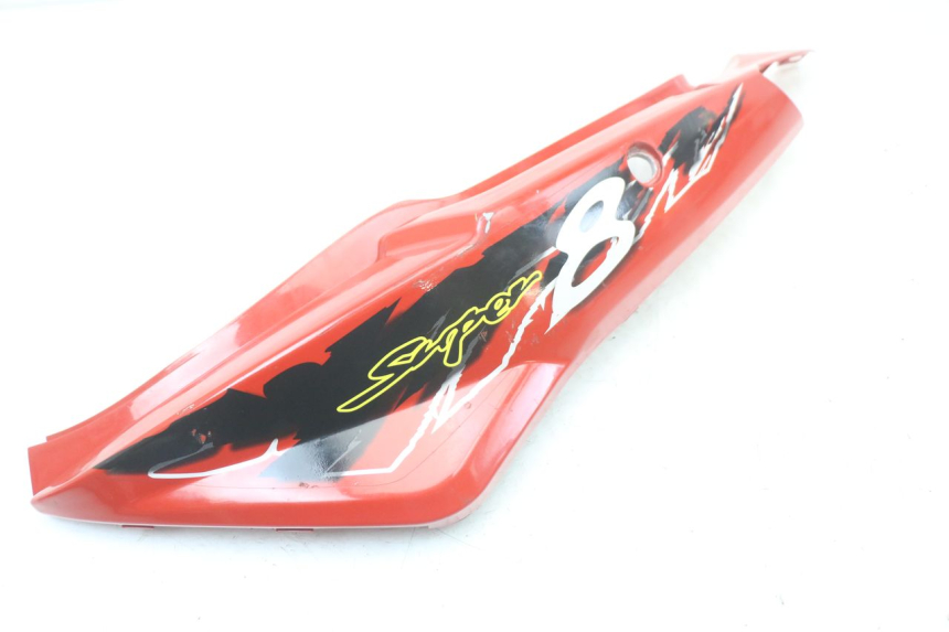 photo de LATERAL TRASEIRO ESQUERDO KYMCO SUPER 8 125 (2008 - 2015) - Detalhe da peça