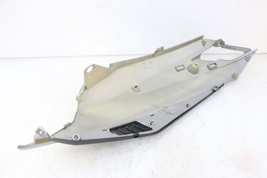photo de LATERAL TRASEIRO ESQUERDO APRILIA SXR 50 (2021 - 2023) - Detalhe da peça