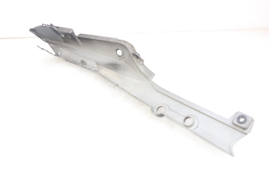 photo de LATERAL TRASEIRO ESQUERDO SYM WOLF SB 125 (2011 - 2018) - Detalhe da peça