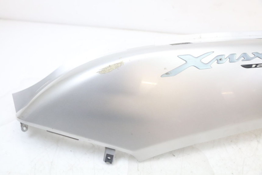 photo de LATERAL TRASEIRO ESQUERDO YAMAHA XMAX X-MAX 125 (2006 - 2009) - Detalhe da peça