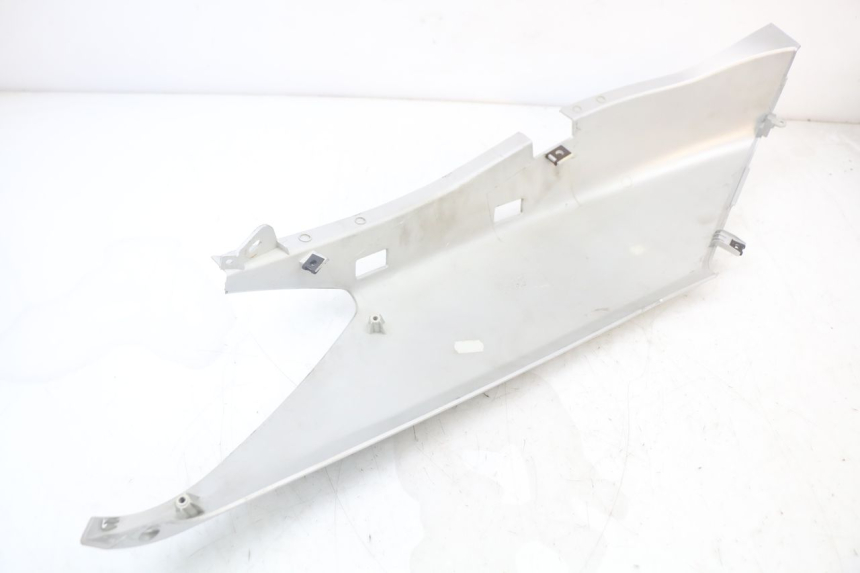 photo de LATERAL TRASEIRO ESQUERDO YAMAHA XMAX X-MAX 125 (2006 - 2009) - Pontos de fixação