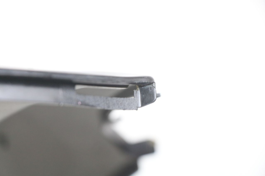 photo de LATERAL TRASEIRO ESQUERDO SYM X-PRO 4T 50 (2014 - 2021) - Detalhe da peça