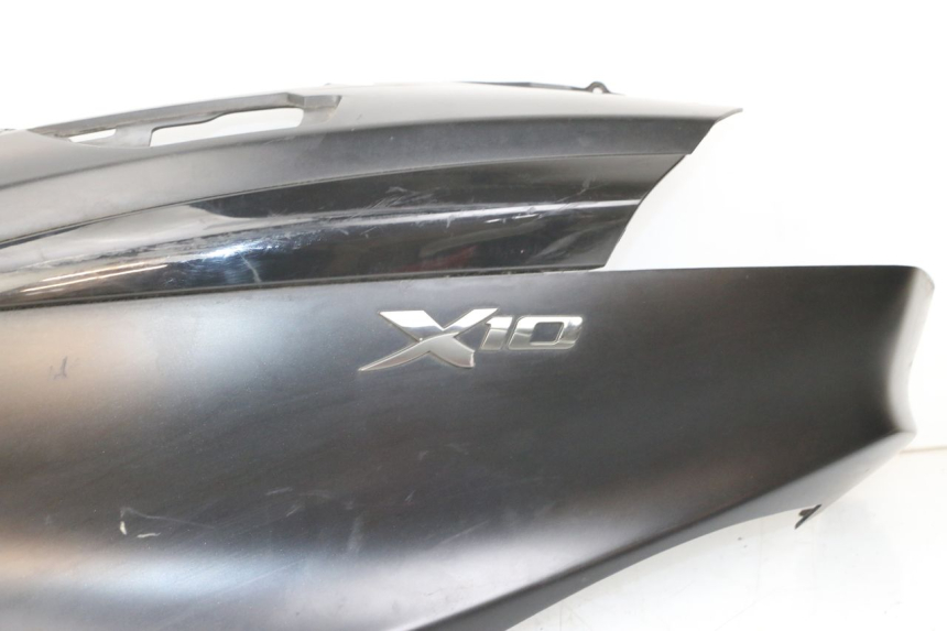 photo de LATERAL TRASEIRO ESQUERDO PIAGGIO X10 125 (2012 - 2017) - Detalhes característicos