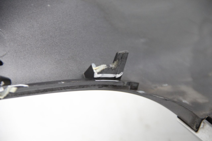 photo de LATERAL TRASEIRO ESQUERDO PIAGGIO XEVO - X EVO 125 (2007 - 2017) - Pontos de fixação