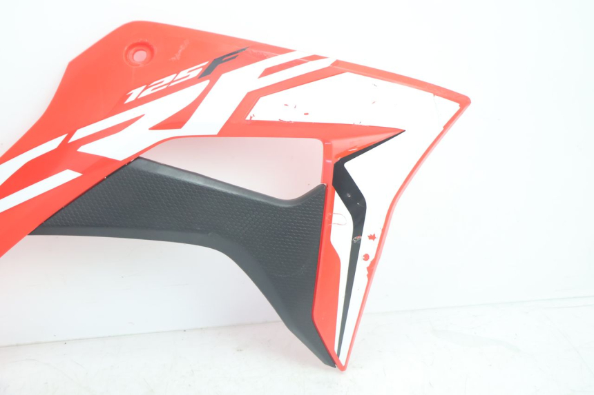 photo de PAINEL LATERAL DIANTEIRO DIREITO HONDA CRF CR-F 125 (2020 - 2021) - Zoom do estado de desgaste