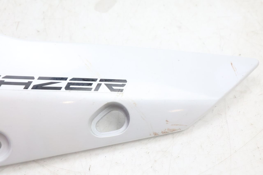photo de PAINEL LATERAL DIANTEIRO DIREITO YAMAHA FZ8 800 (2010 - 2016) - Zoom do estado de desgaste