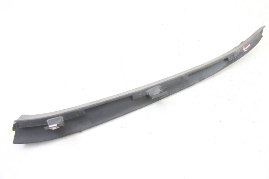 photo de LATERAL DIANTEIRO DIREITO PIAGGIO SUPER LX 125 (2000 - 2003) - Pontos de fixação