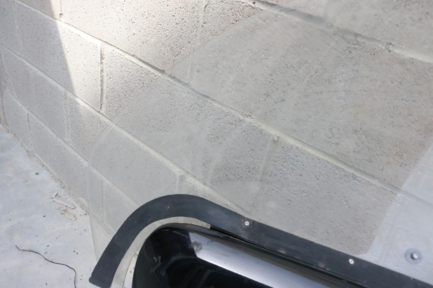 photo de PAINEL LATERAL DIANTEIRO DIREITO RENAULT TWIZY 45 (2012 - 2019) - Estado da superfície