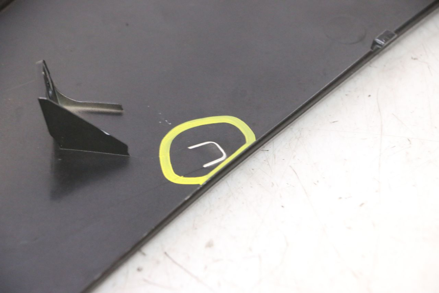 photo de PAINEL LATERAL DIANTEIRO DIREITO YAMAHA YZF R6 600 (2008 - 2009) - Marcações e referências