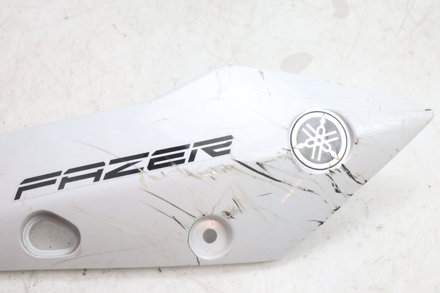 photo de PAINEL LATERAL DIANTEIRO ESQUERDO YAMAHA FZ8 800 (2010 - 2016) - Detalhe da peça