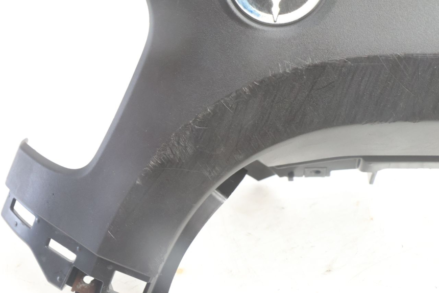 photo de PAINEL LATERAL INFERIOR DIANTEIRO ESQUERDO YAMAHA N-MAX NMAX 125 (2021 - 2024) - Zoom do estado de desgaste