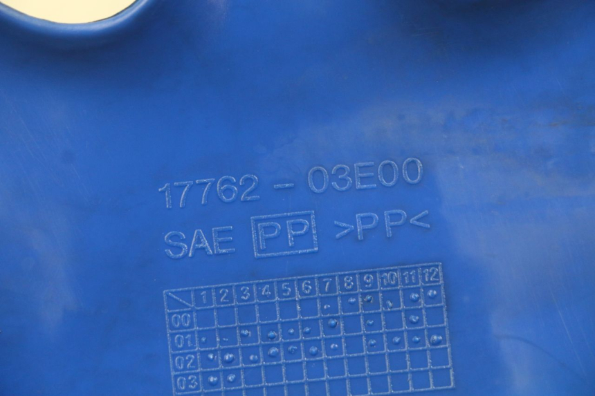 photo de LATERAL DIANTEIRO ESQUERDO SUZUKI SMX SUPERMOTARD 50 (1996 - 2001) - Detalhe da peça