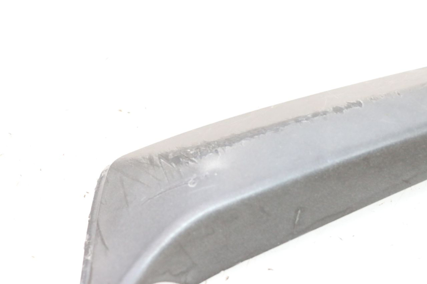 photo de LATERAL DIANTEIRO ESQUERDO APRILIA SR MOTARD 50 (2012 - 2018) - Detalhe da peça