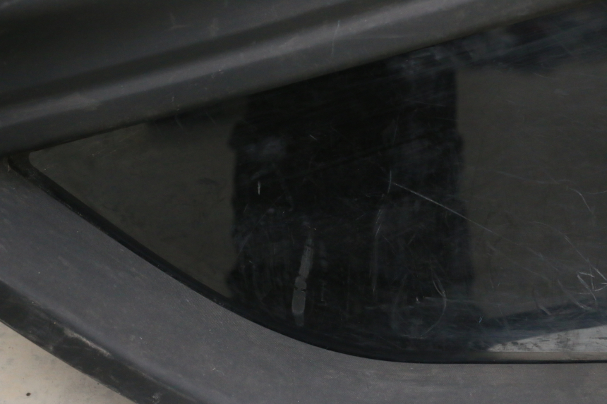 photo de PAINEL LATERAL DIANTEIRO ESQUERDO RENAULT TWIZY 45 (2012 - 2019) - Vista de perto