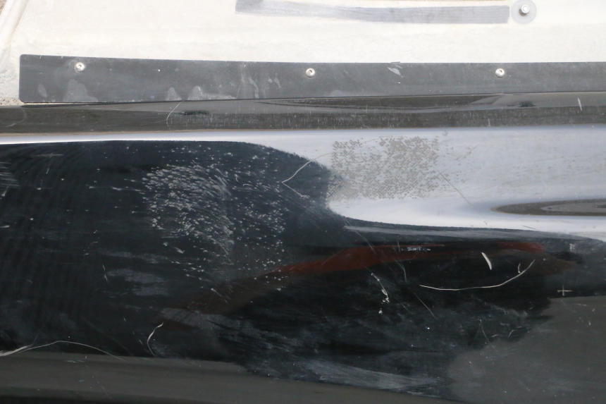 photo de PAINEL LATERAL DIANTEIRO ESQUERDO RENAULT TWIZY 45 (2012 - 2019) - Zoom do estado de desgaste