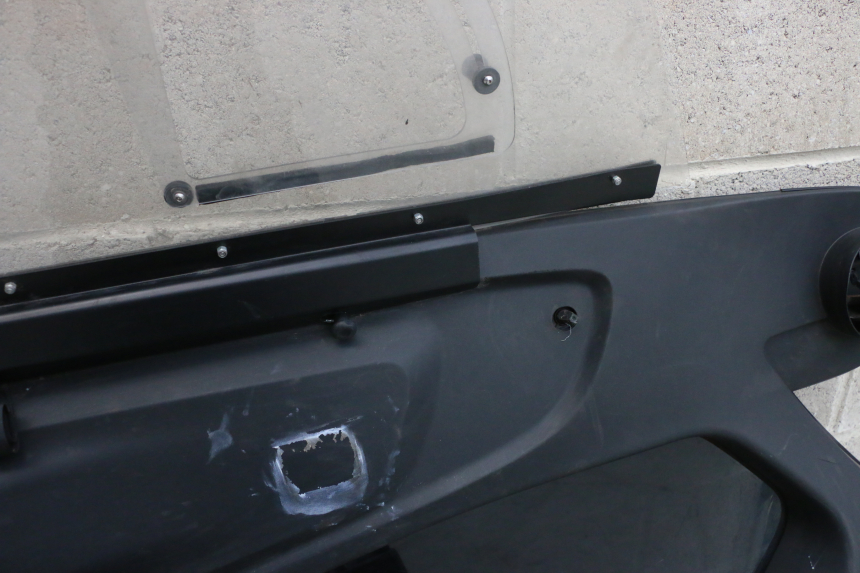 photo de PAINEL LATERAL DIANTEIRO ESQUERDO RENAULT TWIZY 45 (2012 - 2019) - Zoom do estado de desgaste