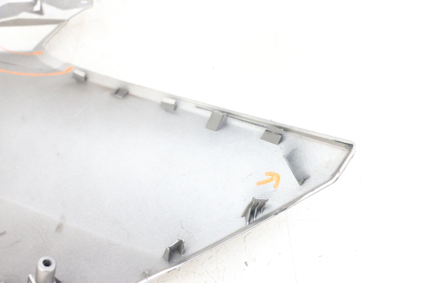 photo de LATERAL DIANTEIRO ESQUERDO YAMAHA XMAX X-MAX ABS 125 (2017 - 2020) - Zoom do estado de desgaste