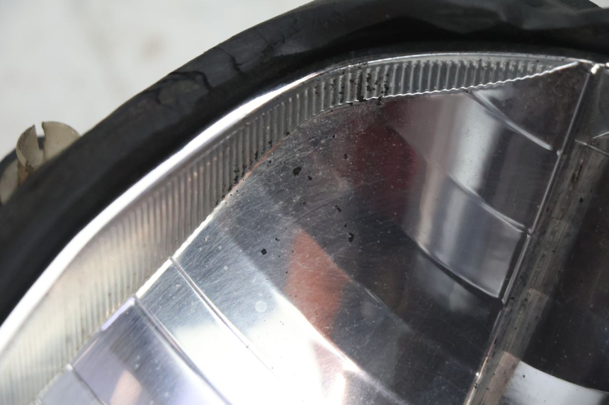 photo de FUNDO DO FAROL PIAGGIO ZIP 2T 50 (2009 - 2019) - Zoom do estado de desgaste