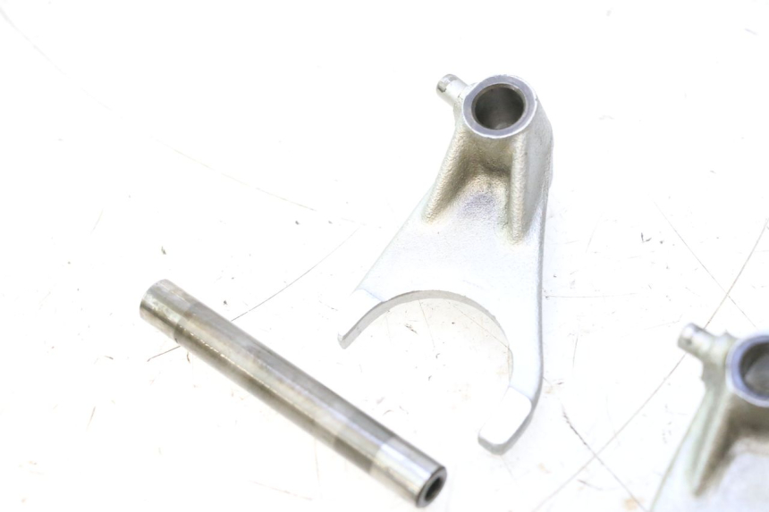 photo de FOQUETE DE CAIXA SUZUKI DR S 600 (1985 - 1989) - Pontos de fixação