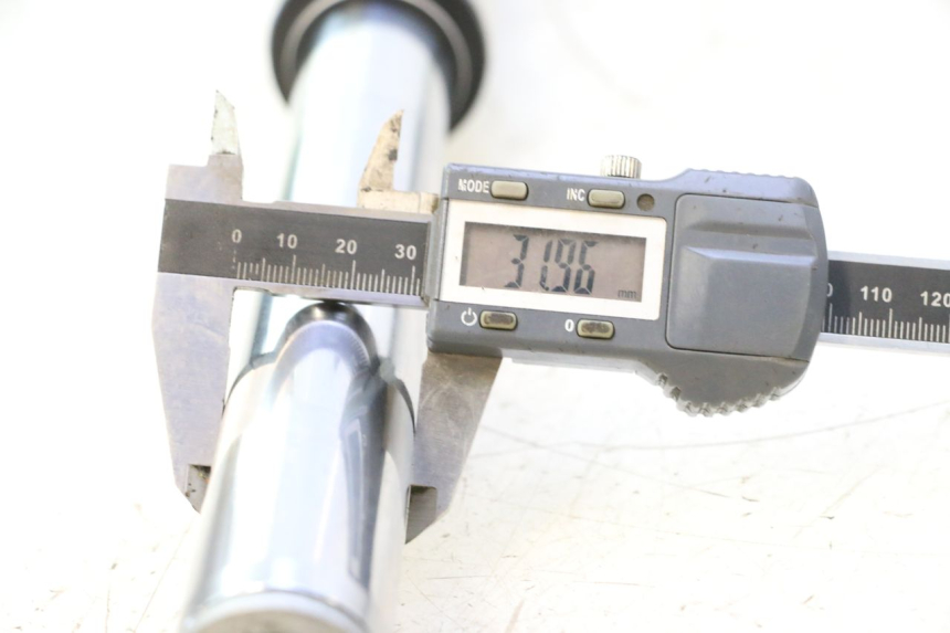 photo de GUARDA-POÓ DA FORQUILHA BMW C1 125 (2000 - 2003) - Detalhe da peça