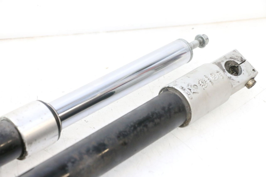photo de GUARDA-POÓ DA FORQUILHA BMW C1 125 (2000 - 2003) - Detalhes característicos