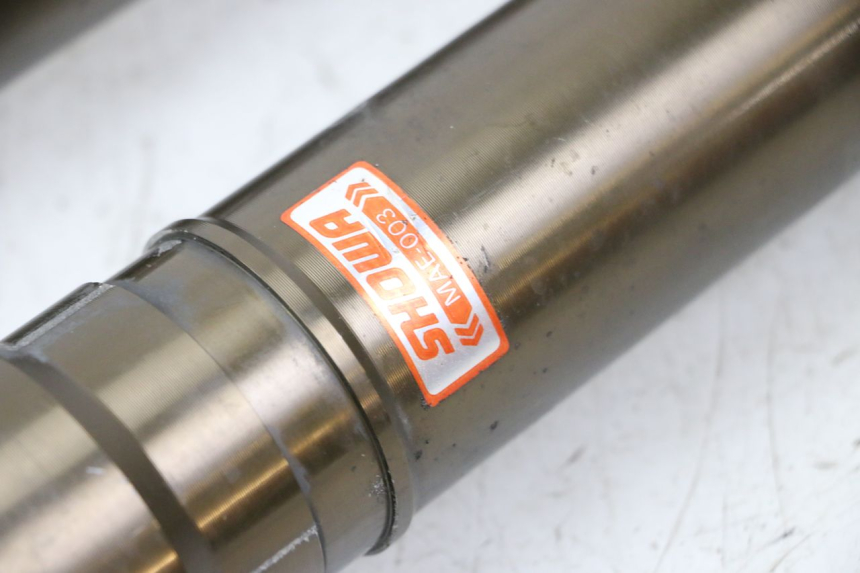 photo de GUARDA-POEIRA DA SUSPENSÃO DIANTEIRA HONDA CBR RR FIREBLADE 900 (1992 - 1994) - Pontos de fixação