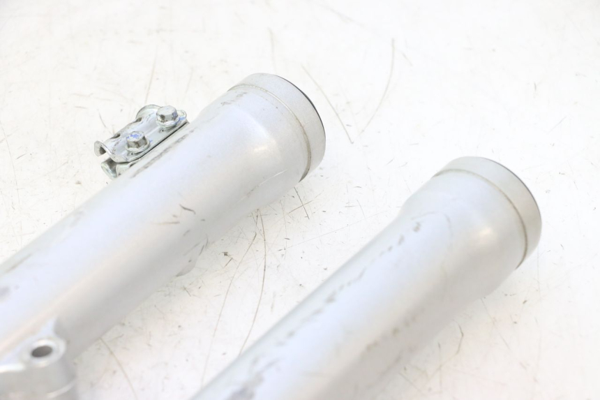 photo de GUARDA-POEIRA DA SUSPENSÃO DIANTEIRA HONDA CRF CR-F 125 (2020 - 2021) - Detalhes característicos