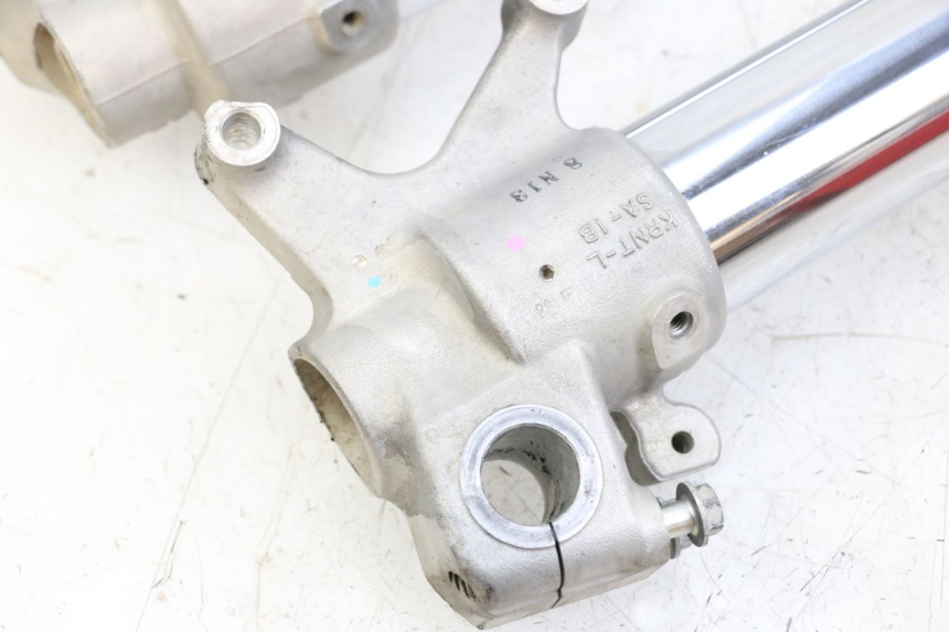 photo de GUARDA-POÓ DA FORQUILHA HONDA CRF R 250 (2020 - 2021) - Detalhes característicos