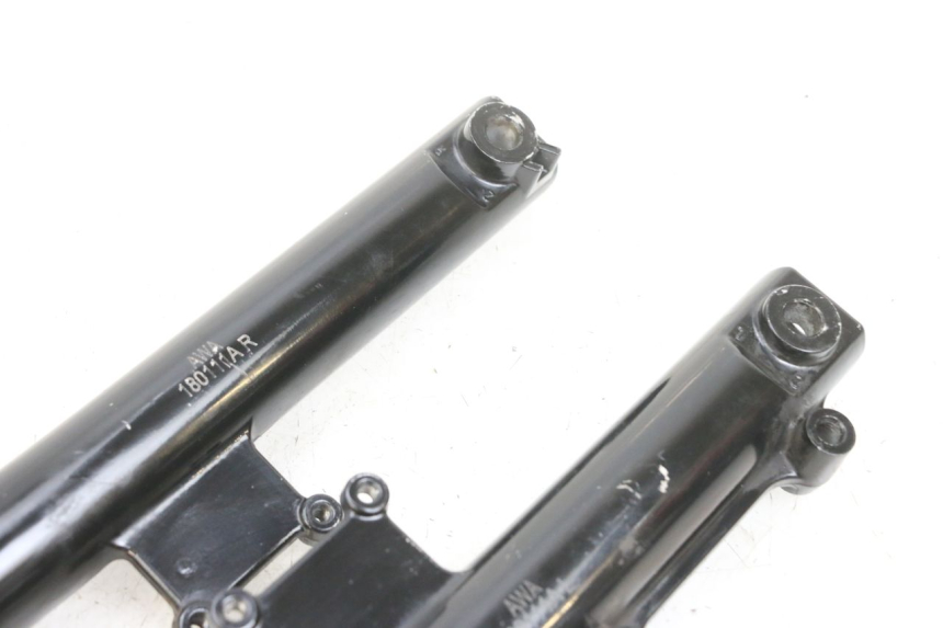 photo de GUARDA-POÓ DA SUSPENSÃO DIANTEIRA SYM CROX 4T 50 (2016 - 2023) - Detalhe da peça