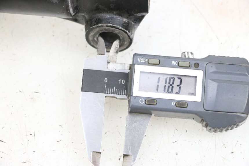 photo de GUARDA-PÓ DA FORQUILHA DIREITA YAMAHA TTR 125 (2000 - 2020) - Zoom do estado de desgaste