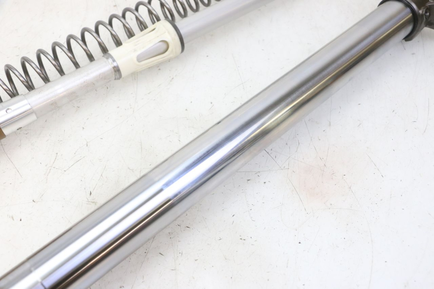 photo de GUARDA-PÓ DA FORQUILHA DIREITA YAMAHA YZF YZ-F 450 (2014 - 2016) - Detalhes característicos