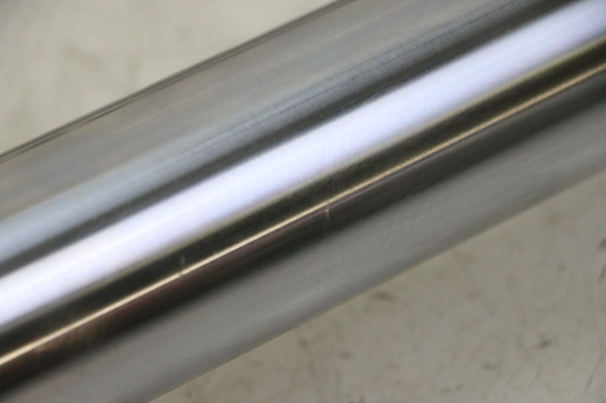 photo de GUARDA-PÓ DA FORQUILHA DIREITA YAMAHA YZF YZ-F 450 (2014 - 2016) - Zoom do estado de desgaste