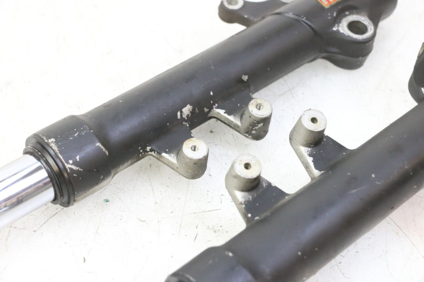 photo de GUARDA-POEIRA DA SUSPENSÃO DIANTEIRA PEUGEOT ELYSTAR 50 (2002 - 2014) - Estado da superfície