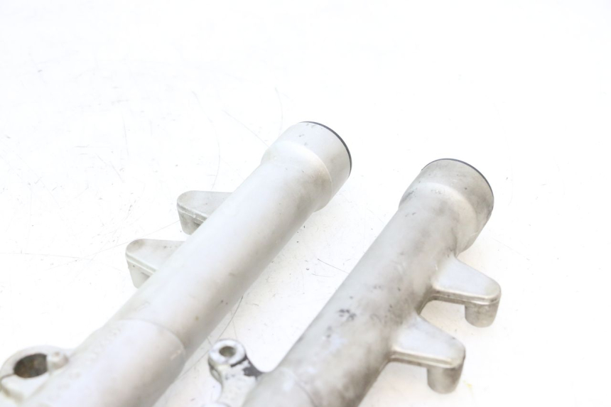 photo de GUARDA-POEIRA DA SUSPENSÃO DIANTEIRA PEUGEOT ELYSTAR 50 (2002 - 2014) - Pontos de fixação