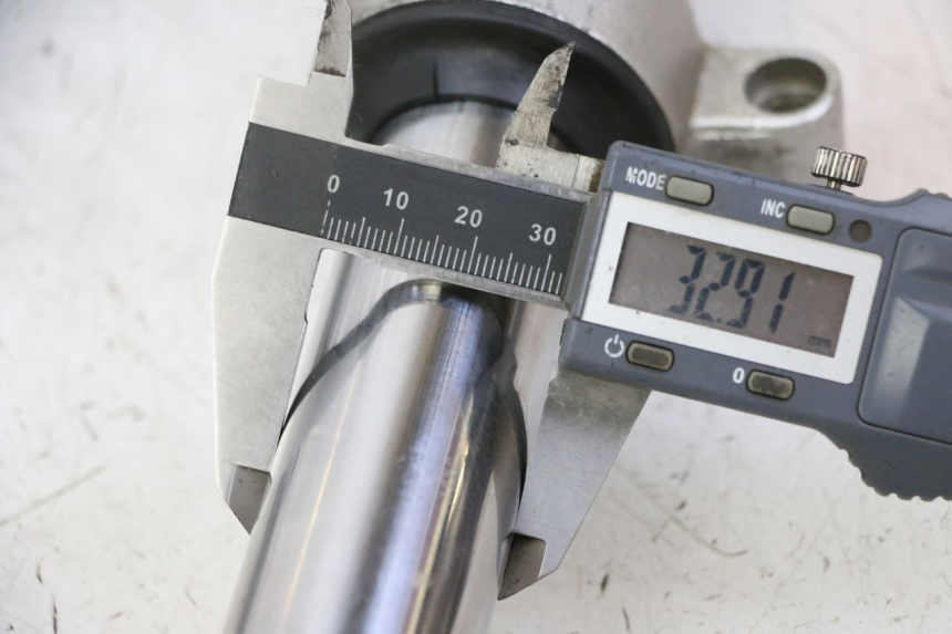 photo de GUARDA-POÓ DA FORQUILHA HONDA FES S-WING SWING ABS 125 (2007 - 2015) - Detalhe da peça