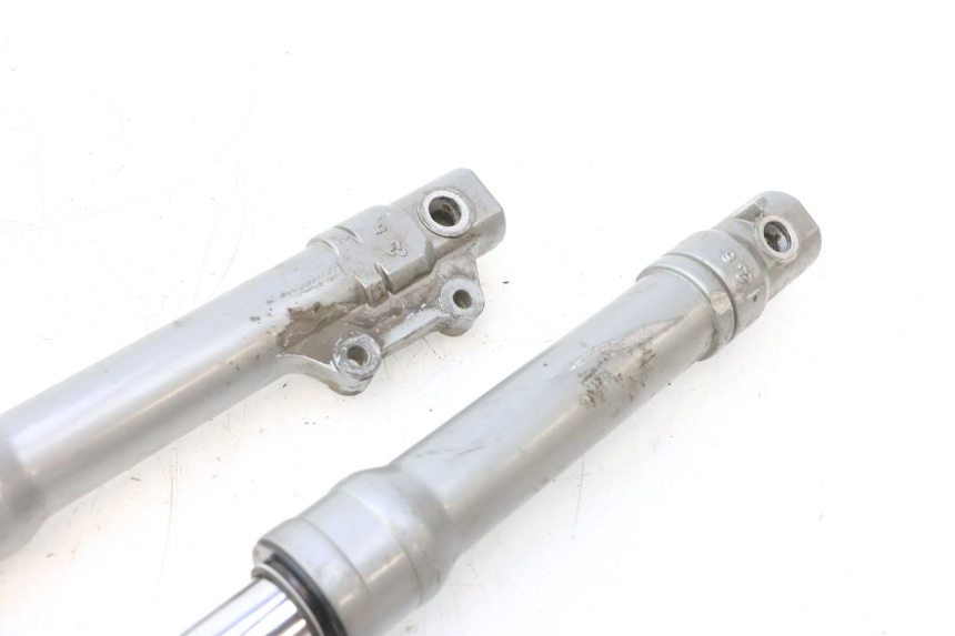 photo de GUARDA-POEIRA DA SUSPENSÃO DIANTEIRA PIAGGIO FLY 2T 50 (2004 - 2017) - Detalhes característicos