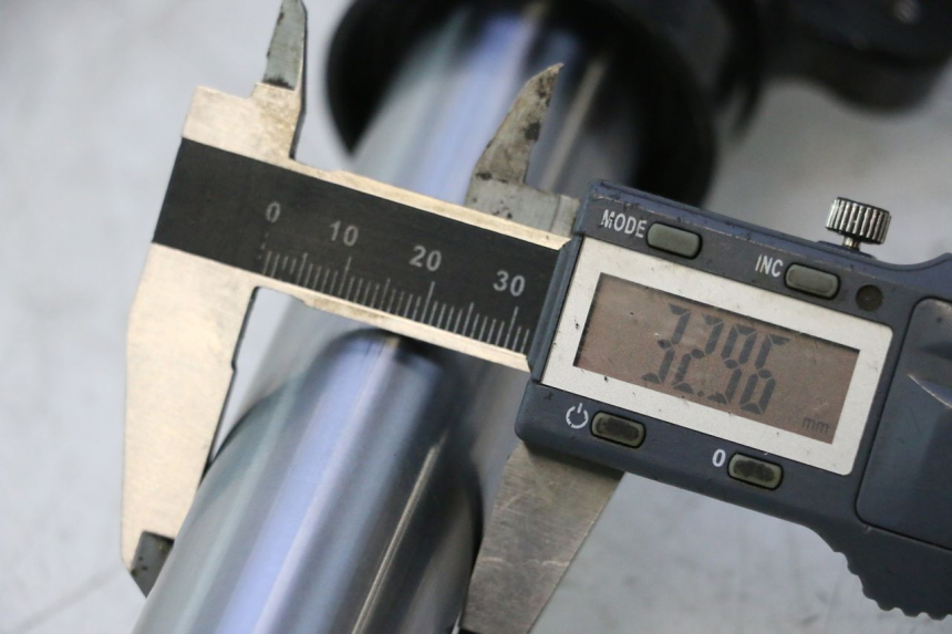 photo de TUBO DE GARFO ESQUERDO YAMAHA BW'S BWS 125 (2010 - 2013) - Detalhe da peça