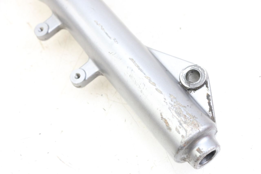 photo de CANOTE DA SUSPENSÃO DIANTEIRA ESQUERDA KYMCO DINK 4T 50 (2007 - 2018) - Detalhe da peça