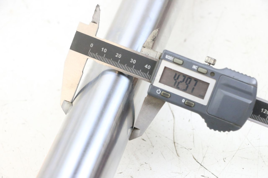 photo de CANOTE DE GARFO ESQUERDO YAMAHA FZ6 N FAZER 600 (2004 - 2006) - Detalhe da peça