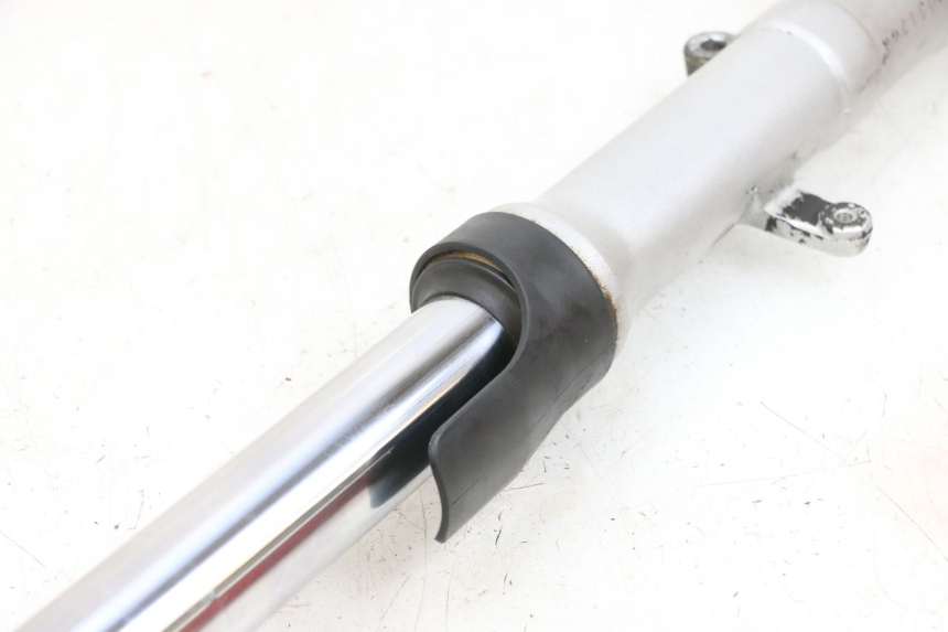 photo de CANOTE DE GARFO ESQUERDO YAMAHA FZ6 N FAZER 600 (2004 - 2006) - Detalhes característicos