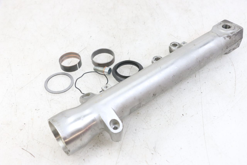 photo de GUARDA-PO DA SUSPENSÃO DIANTEIRA ESQUERDA SUZUKI SV N 650 (1999 - 2002) - Pontos de fixação