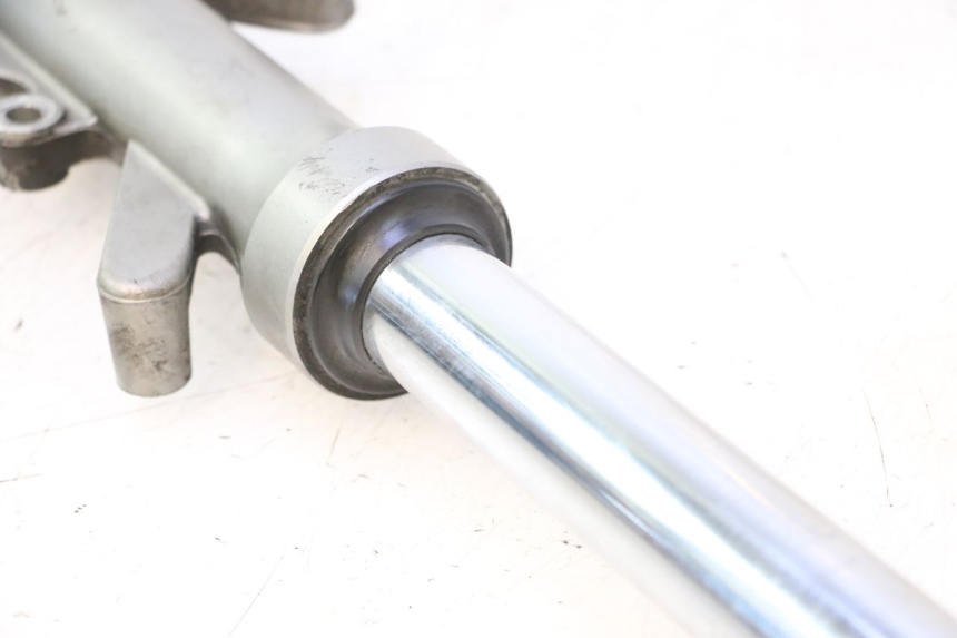 photo de TUBO DE GARFO ESQUERDO YAMAHA YP MAJESTY 125 (1998 - 2001) - Detalhes característicos