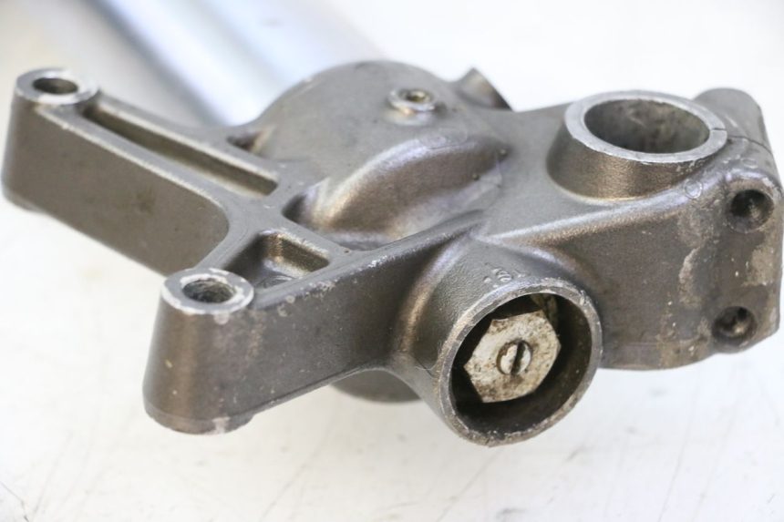 photo de GUARDA-POEIRA GARFO ESQUERDO YAMAHA YZF YZ-F 450 (2014 - 2016) - Detalhes característicos