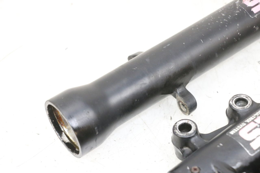 photo de GUARDA-POEIRA DA SUSPENSÃO DIANTEIRA KAWASAKI GPX R WARBIRD 600 (1988 - 1993) - Vista de perto